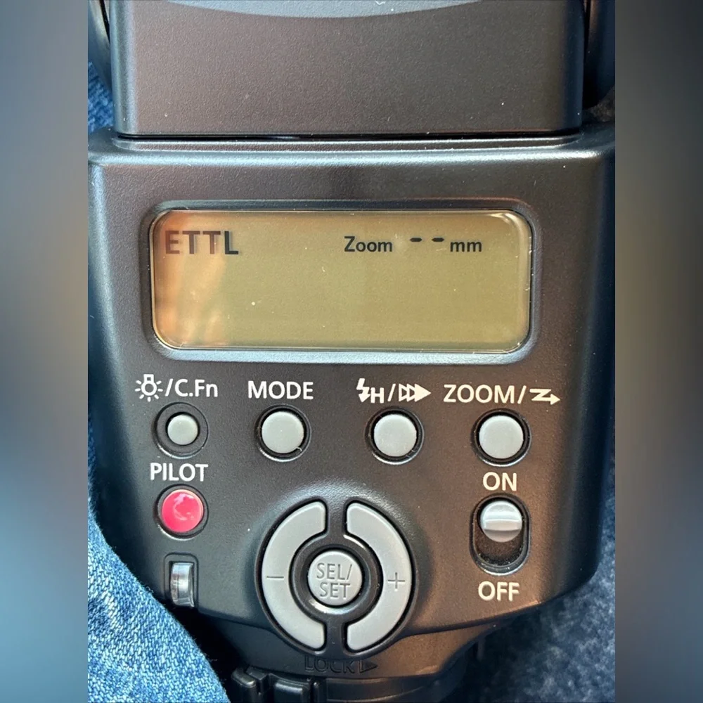 Canon Speedlite 430EX II External Flash w/carrying case